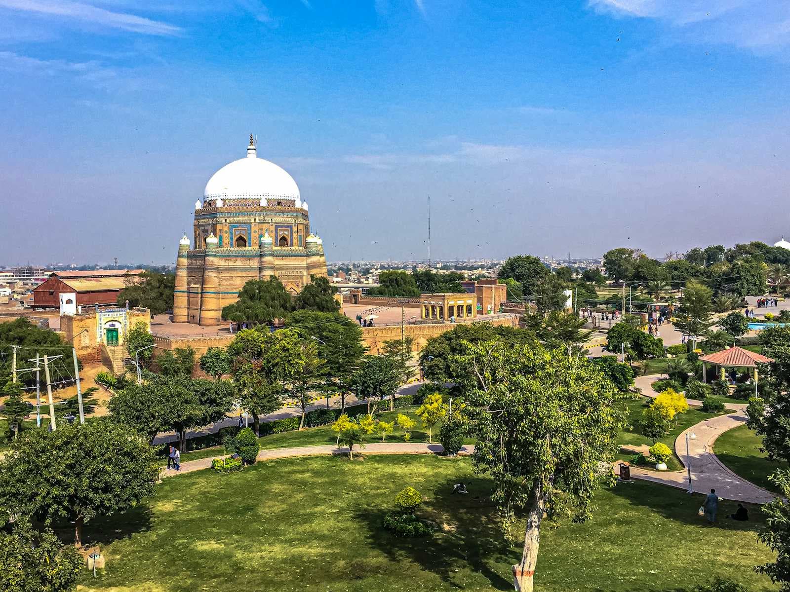 Multan: Unveiling the City's Hidden Gems & Top Hotels with Ticket Planet! β¨π΅π°