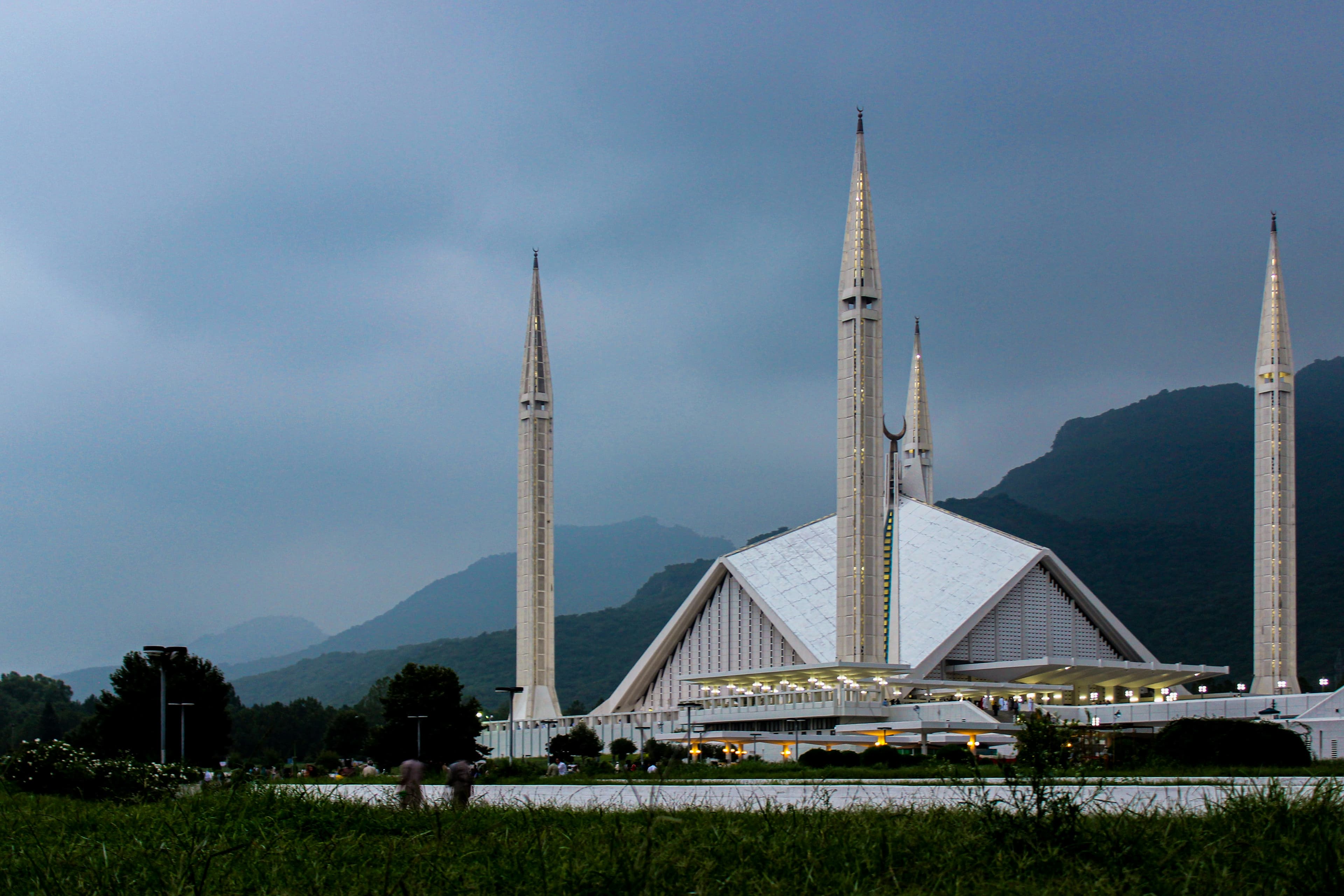 Lahore to Islamabad: Your Ticket to Pakistani Adventure (Without Breaking the Bank)